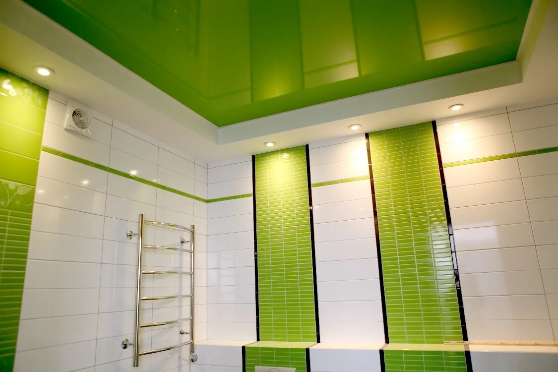 Яркий натяжной потолок для ванной комнаты