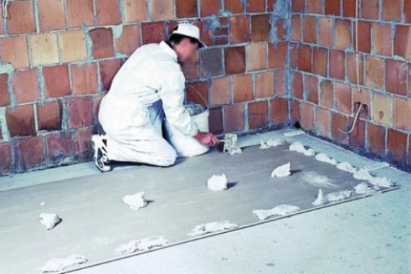 Бескаркасная облицовка стен гипсокартоном – метод, который применяют гораздо реже.