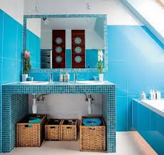 Наиболее популярной считается отделка ванной комнаты в голубых тонах, так как этот цвет символизирует стихию воды.