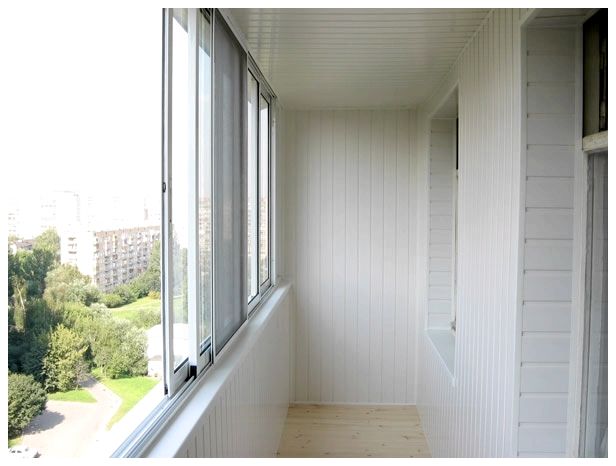 Очень часто холодное остекление и отделка балконов производится с использованием металлического профиля. 