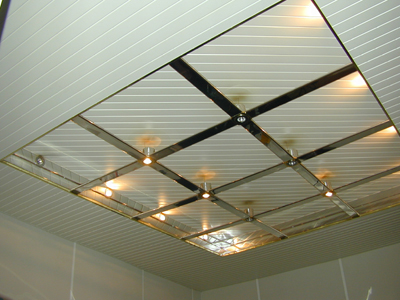 Реечные потолки чаще всего встречаются в небольших помещениях. 