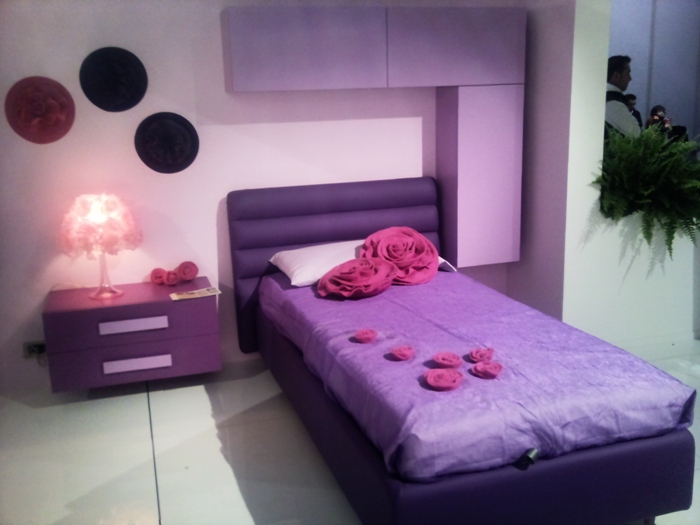http://sam-sebe-dizainer.com/public/images/Фото интерьера сиреневой спальни